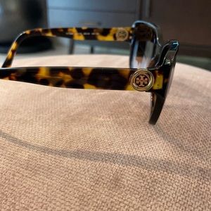 Tory Burch tortoises she’ll sunglasses